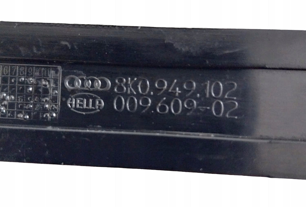 AUDI A3 8P A4 B8 KIERUNKOWSKAZ MIGACZ LUSTERKA PRAWY 8K0949102
